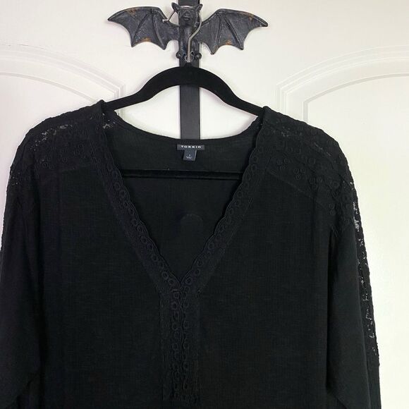 Torrid Black Top with Crochet Lace Accents, Soft, Stretchy, V-Neck Size 1X - Picture 3 of 9